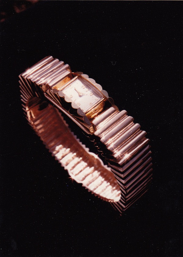 Sculpted hinged watch band in gold.